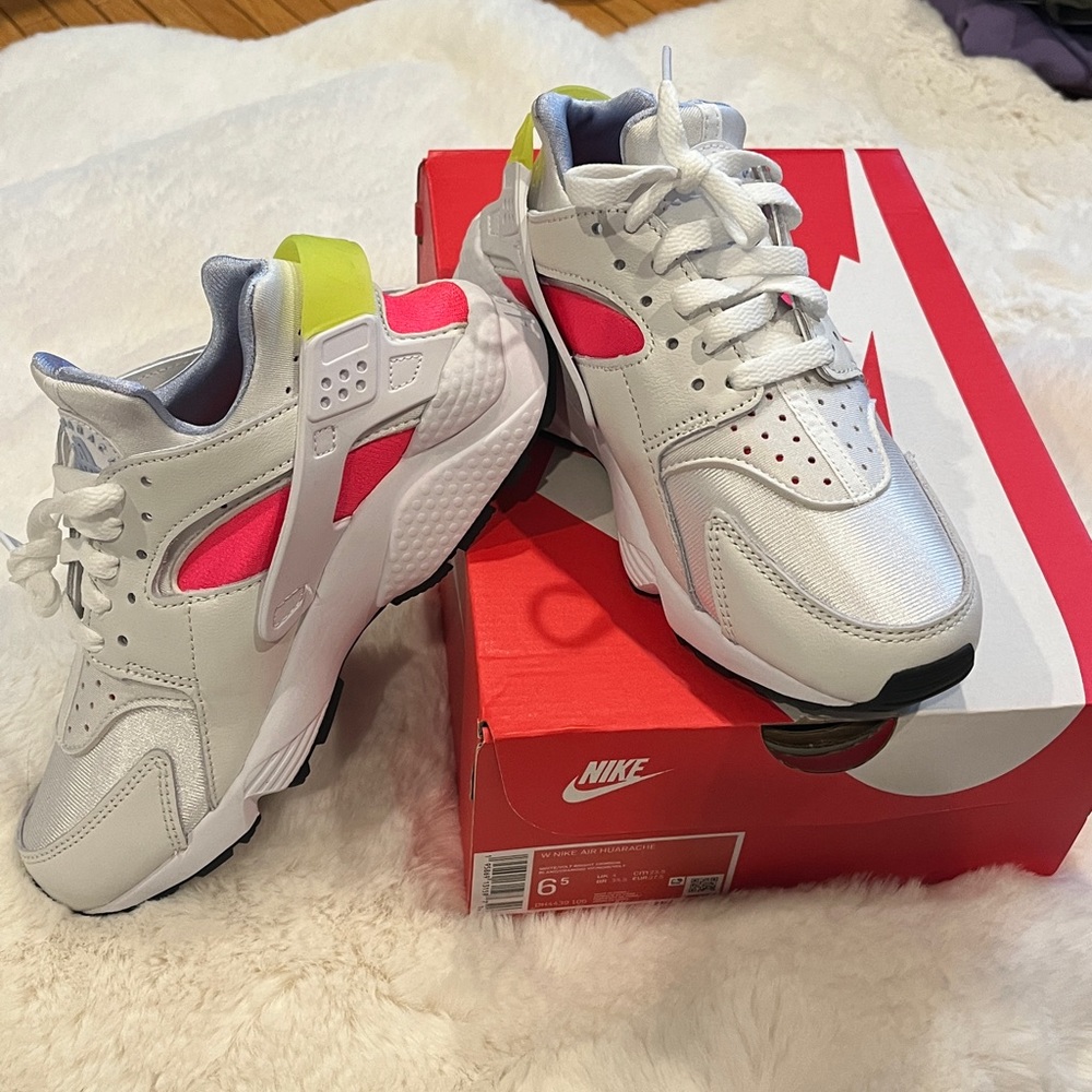 Women NIKE AIR HUARACHE white/volt bright crimson Size 6.5